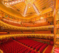Pathe tuschinski bioscoop in amsterdam zit in een prachtig amsterdamse school, art deco en jugenstil gebouw in het centrum van amsterdam. Amsterdam Netherlands June 16 2015 Interior Of The Famous Tuschinski Theater Now A Pathe Cinema Stock Photo Offset