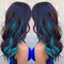 There are only a few highlights throughout the hair, but they make a stunning effect. Ukreuromedia Ukrevromedia Reklamnoe Agentstvo Polnogo Cikla Hair Color Streaks Blue Brown Hair Hair Styles