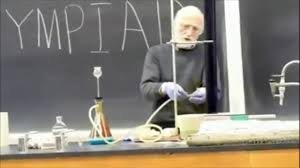 Ce prof de chimie tente une expérience qui marche un peu trop bien. Ces Prof De Chimie Sont Fou Youtube