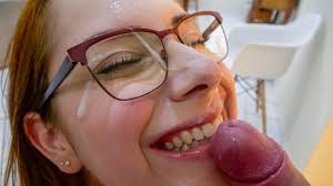 Je laisse mon copain jouir sur le visage de mon amie rousse chaude