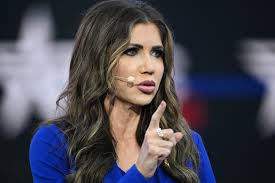 Perro hace todo lo posible para que le presten atención: ¡hasta le patea el  celular a su dueño!