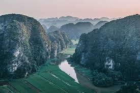 La baie est caractérisée par la forte densité d'îles et grottes émergeant sur l'eau émeraude du golfe du tonkin. Vietnam Ninh Binh Visiter Tam Coc Et La Baie D Halong Terrestre Blog Voyage Freelensers