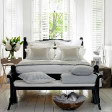 Cozy dark and light grey bedroom with purple accents. Neutral Bedroom Design Ideas Decorating Ideal Home Quarto Neutro Designs De Quarto Quarto De Verao
