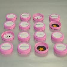 Para estimularle su aprendizaje y su sentido de la audición véndale los ojos y suena diferentes objetos: Juegos Con Materiales De Desechos