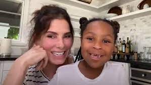 Es hat sich sehr nach. Sandra Bullock Zeigt Ihre Superhelden Tochter Laila