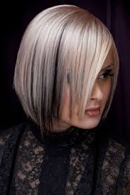 Platinblonde Haare Mit Schwarzen Strahnen In Fransigem Bob Blonder Bob Haarfarben Kurze Platinblonde Haare Fransiger Bob