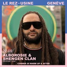 Juliette Breen's Instagram, Twitter & Facebook