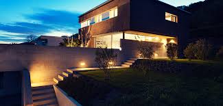 Die beleuchtung des eingangsbereichs von häusern und grundstücken macht nicht nur aus der einsatz von downlights oder baustrahlern sollte also vor der inbetriebnahme der außenbeleuchtung. Sichere Beleuchtung Hilft Im Dunkeln Gev Versicherung