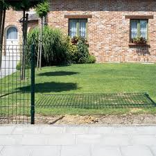 Installer Une Cloture De Panneaux En Grillage Cloture Panneau Rigide Cloture Cloture Jardin