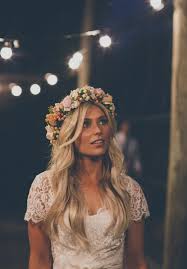 Esta corona nupcial de oro, corona nupcial boho, halo de flores bosque rústico de la diadema de la boda es un toque perfecto de flores de oro para un evento especial, festival o simplemente perfecto para la novia minimalista:) se cierra en la parte posterior con generosas longitudes de cinta de marfil. 1001 Ideas Sobre Disenos De Vestidos De Novia Hippies