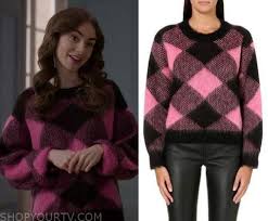 Эмили в париже / emily in paris — 1 сезон, 1 серия. Emily In Paris Season 1 Episode 9 Emily S Pink Black Check Sweater Shop Your Tv Emily In Paris Sweater Shop Black Pink