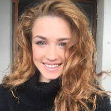 Ioana ignat's first single, ma dezindragostesc, released in february, 2017, became, in the blink of an eye. Who Is Ioana Ignat Global Global Music Song Romania Facebook