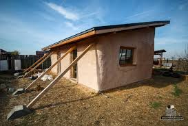 Balotii de paie asigura, de asemenea, izolare fonica ce tine departe agitatia unei capitale zgomotoase. Cat CostÄ O CasÄ MicÄ Din BaloÈi De Paie