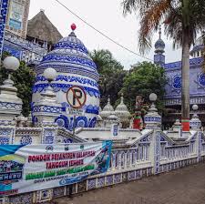 Untuk harga tiket masuk wisata malang coban talun ini bertarif rp 10.000,00/orang, tapi kalau kalian ingin menginap di sini, harga nya berbeda lagi. Masjid Tiban Malang Indonesia Review Tripadvisor