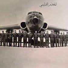 العراق قاعده تموز الجوية قاعدته الحبانيه مجموعه من الطيارين العسكريين في صوره تذكاريه امام الطائرة السوفيتية tu 16 بادجر في 1965 baghdad iraq iraq people