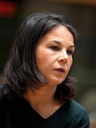 Vom Pech verfolgt: Außenministerin Annalena Baerbock muss auf dem Weg nach  Dschibuti quasi kurz vor