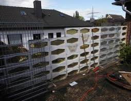 Glasbausteinwand Verkleiden Mit Holz Und Gabionen Wandverkleidung Aussen Gabionen Terrassenwand