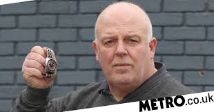 Man throws £10,000 Rolex onto Subway roof to stop being mugged