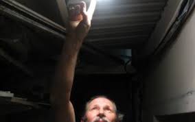 Castelul peleş din sinaia a avut curent electric încă din primul an de la inaugurare, adică din anul 1883 Inventia Care Ar Putea Inlocui Curentul Electric Cum Poti Face Lumina Folosind Sticle Si Apa Stirileprotv Ro