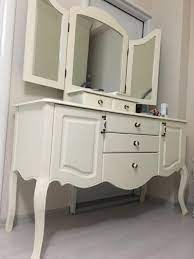 Yeni bir eğitim yılının sonuna gelirken senenin en heyecanlı ve en güzel dönemi, yani mezuniyetler başlıyor. Makyaj Masasi Tuvalet Masasi Modelleri Ve Fiyati Dekopasaj