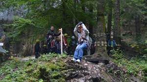 Ti se face un instructajul sus si apoi o iei la alunecat pana jos din tiroliana in tiroliana. Tiroliana De La 7 ScÄƒri Cea Mai LungÄƒ TirolianÄƒ Din Romania A Fost RedeschisÄƒ Sistemul De Tiroliene Are Aproape 4 Km
