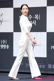 제왕의 첩》 (2012), 《인간중독》(2014)과 《기생충》(2019), 드라마 《로맨스가 필요해》(2011), 《99억의 여자》(2019), 《바람피면 죽는다》(2020) 등의 다수 작품에 출연했다. Ten Photoì¡°ì—¬ì • ìž'ì§€ë§Œ í° ë°°ìš° í…ì•„ì‹œì•„