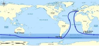 Le vendée globe est à ce jour la plus grande course à la voile autour du monde, en solitaire, sans escale et sans assistance. Vendee Globe Competitor All Set With Solar Panels Plugboats