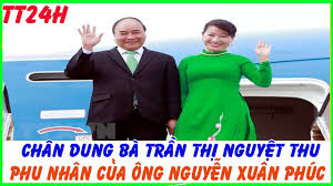 Chủ tịch nước nguyễn xuân phúc và phu nhân tại sân bay quốc tế wattay, thủ đô vientiane. Chan Dung Ba Tráº§n Thá»‹ Nguyá»‡t Thu Nhá»¯ng Ä'iá»u It Biáº¿t Vá» Vá»£ Chá»§ Tá»‹ch NÆ°á»›c Nguyá»…n Xuan Phuc Youtube