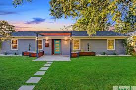 Today's appliances and fittings, such as dishwashers, stovetops, ovens, and sinks are designed for 600mm wide benchtops. Near Heart Of Savannah 1950 Ranch Goes Midcentury Modern Curbed Atlanta