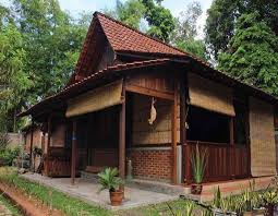 Rumah kasepuhan merupakan salah satu rumah adat di jawa barat dan ciri khasnya adalah dua gerbang utama yang terletak di bagian utara dan selatan. 5 Macam Rumah Adat Jawa Tengah Dan Penjelasannya Blog Ruparupa