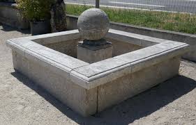 bassin de jardin avec grosse boule centrale en pierre naturelle patinee atelier alain bidal bassin de jardin bassin aquatique bassin