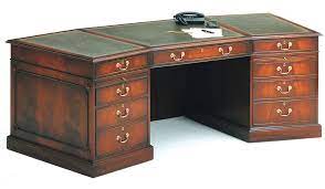 B/h/t 120/78/60 cm 2.890,00 € 2.490,00 € sie sparen 400,00 € (14%) inkl. Grosser Schoner Pedestal Schreibtisch In Mahagoni Schreibtische Englische Mobel Mobel Chesterfieldmobel Shop
