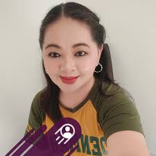 Nabigla ang matandang ginang ng mayamang pamilya nang makitang parang aso  nakasalampak sa sahig habang kumakain