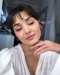 Pin By Naz On Hande Ercel Glamorous Makeup Tutorial Beautiful Girl Image Natural Straight Hair