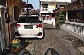 Desain rumah 3 kamar berikutnya adalah dengan memperluas bagian garasi mobil dan taman depan di teras rumah. Wow Pemilik Mobil Yang Parkir Sembarangan Di Depan Rumah Bakal Didenda Rp 20 Juta Cakapcakap