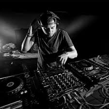 Stephan moritz, dem festivalsprecher vom ssb philip helmers, dem bürgermeister von pouch ferid giebler, der dj pretty pink und johannes raetz. Holi Lexer Remix By Marcapasos Janosh On Beatport