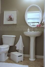 Half Bathroom Ideas Upstairs And They Re Perfect For Guests They Don T Have To B Banheiro Pequeno Simples Banheiro Simples E Barato Decoracao Banheiro Pequeno