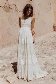 Une rangée de boutons en métal vieilli apporte une dernière. Robe Longue Blanche Ete 2019