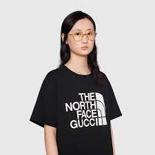 Shop online the latest fw21 collection of gucci for women on ssense and find the perfect clothing & accessories for you among a great selection. The North Face X Gucci T Shirt Aus Baumwolle In Schwarz Und Elfenbeinfarben Gucci De
