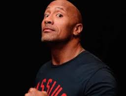 Comentarista pide responder a Dwayne Johnson si usa esteroides para  mantener esos músculos