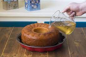 Posizionate Il Baba Dentro Una Tortiera O Un Vassoio Con I Bordi Alti E Irroratelo Con La Bagna Il Baba Per Antonomasia De Ricette Dolci Idee Alimentari Dolci