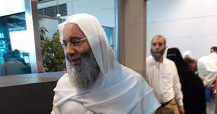ولد الشيخ محمد حسان في الثامن من شهر إبريل من عام 1962م، وقد نشأ في بيت متواضع، وقد تكفل في تربيته جده والد أمه الذي بدوره ألحقه في الدراسة، والتي كانت تسمى آنذاك بالكتّاب، وقد التحق في كتّاب القرية عندما كان صغيرا وعمره لم يتجاوز الأربع سنوات آنذاك، و. Ø£Ø²Ù…Ø© Ø¨ÙŠÙ† Ù…Ù‚Ø¯Ù… Ø¨Ø±Ù†Ø§Ù…Ø¬ Ø¨Ù‚Ù†ÙˆØ§Øª Ø§Ù„Ø¥Ø®ÙˆØ§Ù† ÙˆØ¶ÙŠÙÙ‡ Ø¨Ø³Ø¨Ø¨ Ø§Ù„Ø´ÙŠØ® Ù…Ø­Ù…Ø¯ Ø­Ø³Ø§Ù† Ø§Ù„ÙŠÙˆÙ… Ø§Ù„Ø³Ø§Ø¨Ø¹