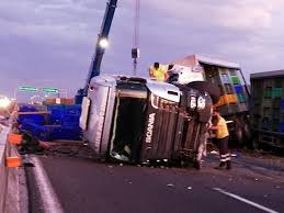 Un van mercedes si sarebbe infatti cappottato dopo lo scontro con un'auto e un camion. Schianto All Alba In A14 Coinvolti Tre Camion Uno Si Ribalta Disagi Alla Circolazione