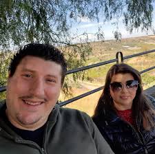 GELA Mirko e Francesco si promettono amore al concerto di Marco Mengoni. Il  cantante nota il cartello con la proposta di matrimonio e si sofferma per  qualche istante con la coppia, durante