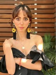 The 1980s was the decade of big hair, big phones, pastel suits natalia tellez martínez is part of a millennial generation (also known as generation y). Captan A Natalia Tellez Como Nunca