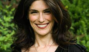 Oggi stiamo parlando di una donna decisamente diversa. Anna Valle Eta Altezza Peso Il Marito Ulisse I Figli Leonardo E Ginevra