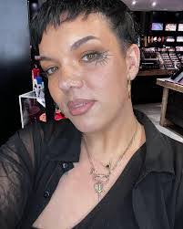 Amy Conlon's Instagram, Twitter & Facebook