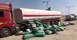 صور شرطة محور قناة السويس تحبط تهريب 4 أطنان ملابس مستوردة داخل سيالرة نقل عاجل أخبار breaking news vehicles trucks