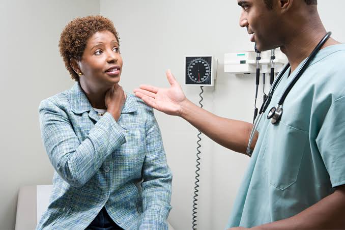 Médico em atendimento de saúde