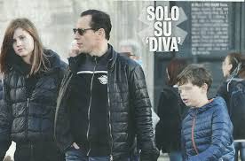 Stefano accorsi di nuovo papà. Stefano Accorsi Famiglia Allargata Passeggiata Con Bianca Vitali E I Figli